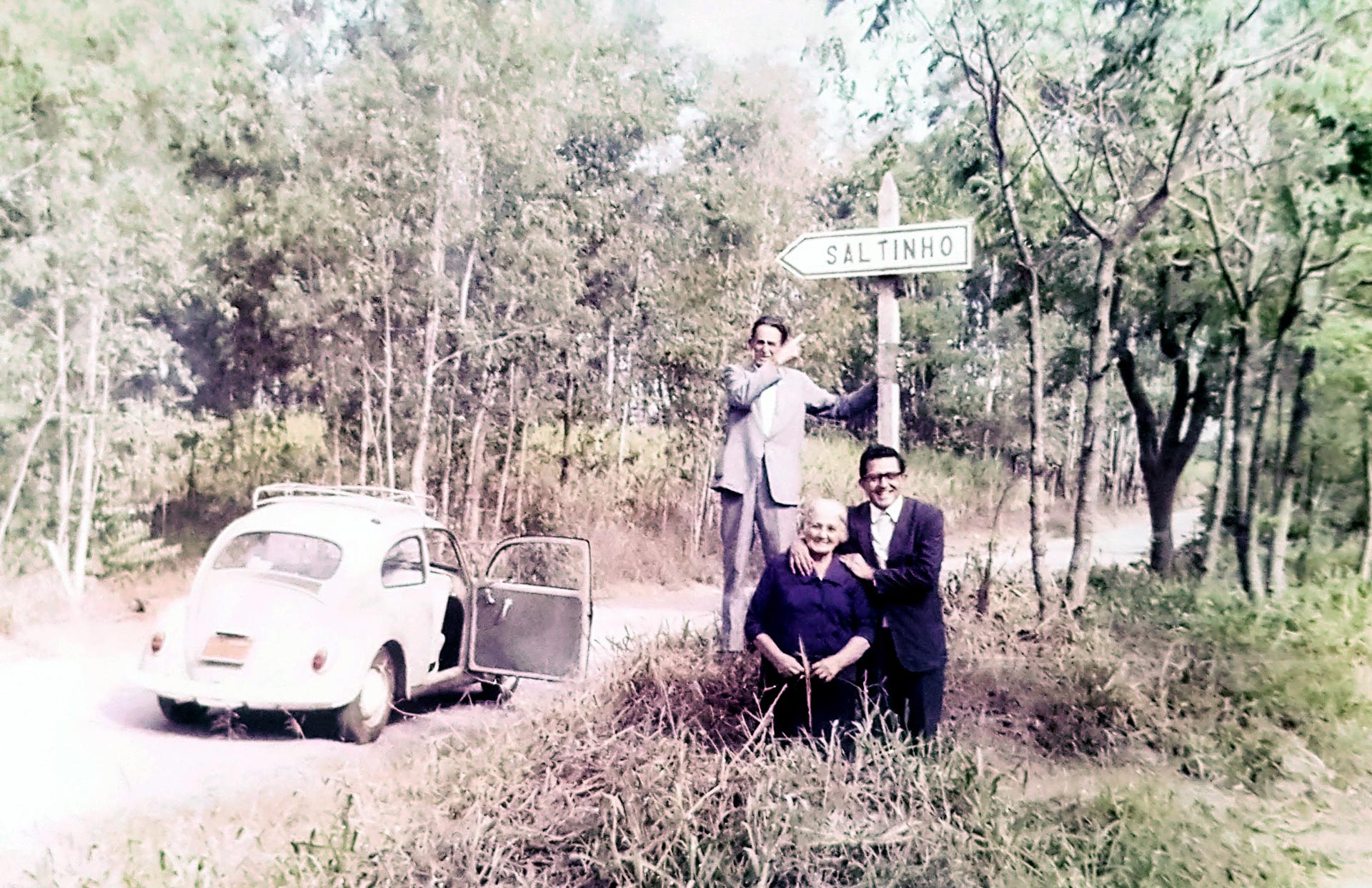 Com os pais junto a uma placa indicando a direção de sua cidade natal Saltinho antigo distrito de Sorocaba emancipado em 1991