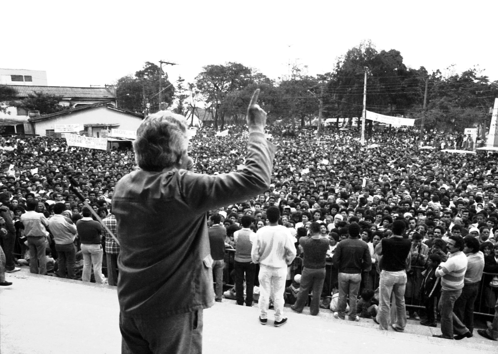 Assembléia das Pastorais da Terra e Moradia na Praça do Forro em São Miguel Paulista em 1987 - Foto: Douglas Mansur